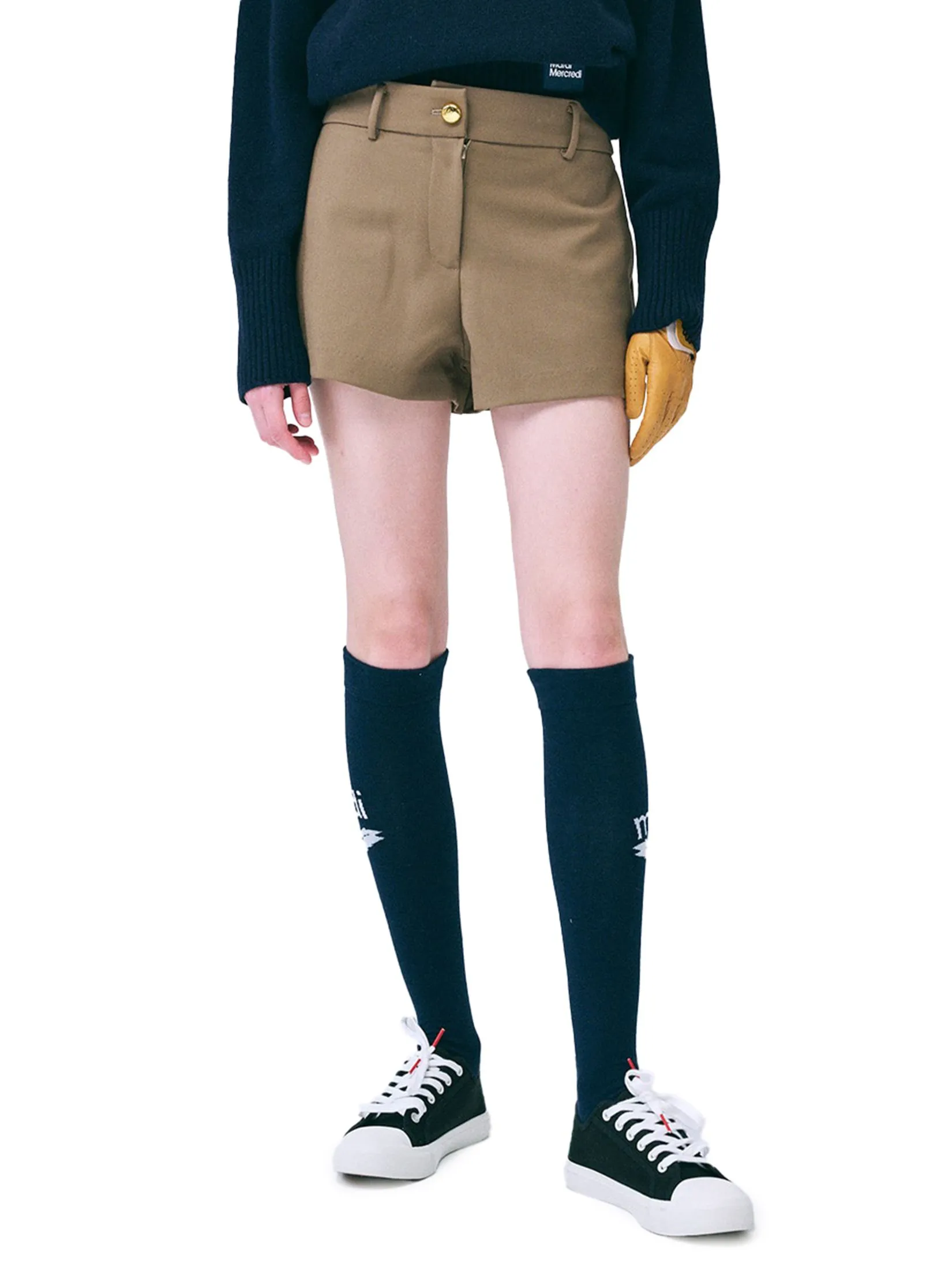 MARDI MERCREDI ACTIF Gold Button Mid Rise Shorts Square Logo Wappen