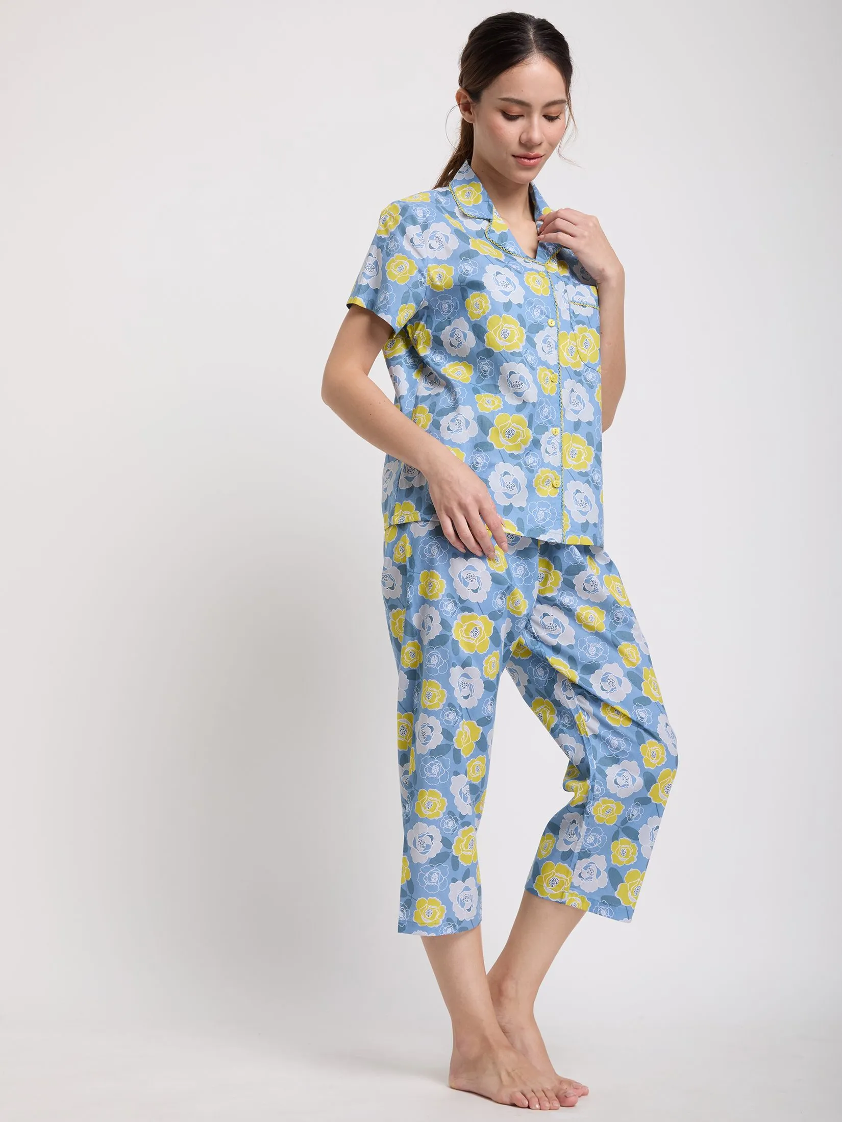CLAUDIA'S ROMANCE Women Pyjamas Shirt Short Sleeves + Cropped Pants Floral Print Light Blue