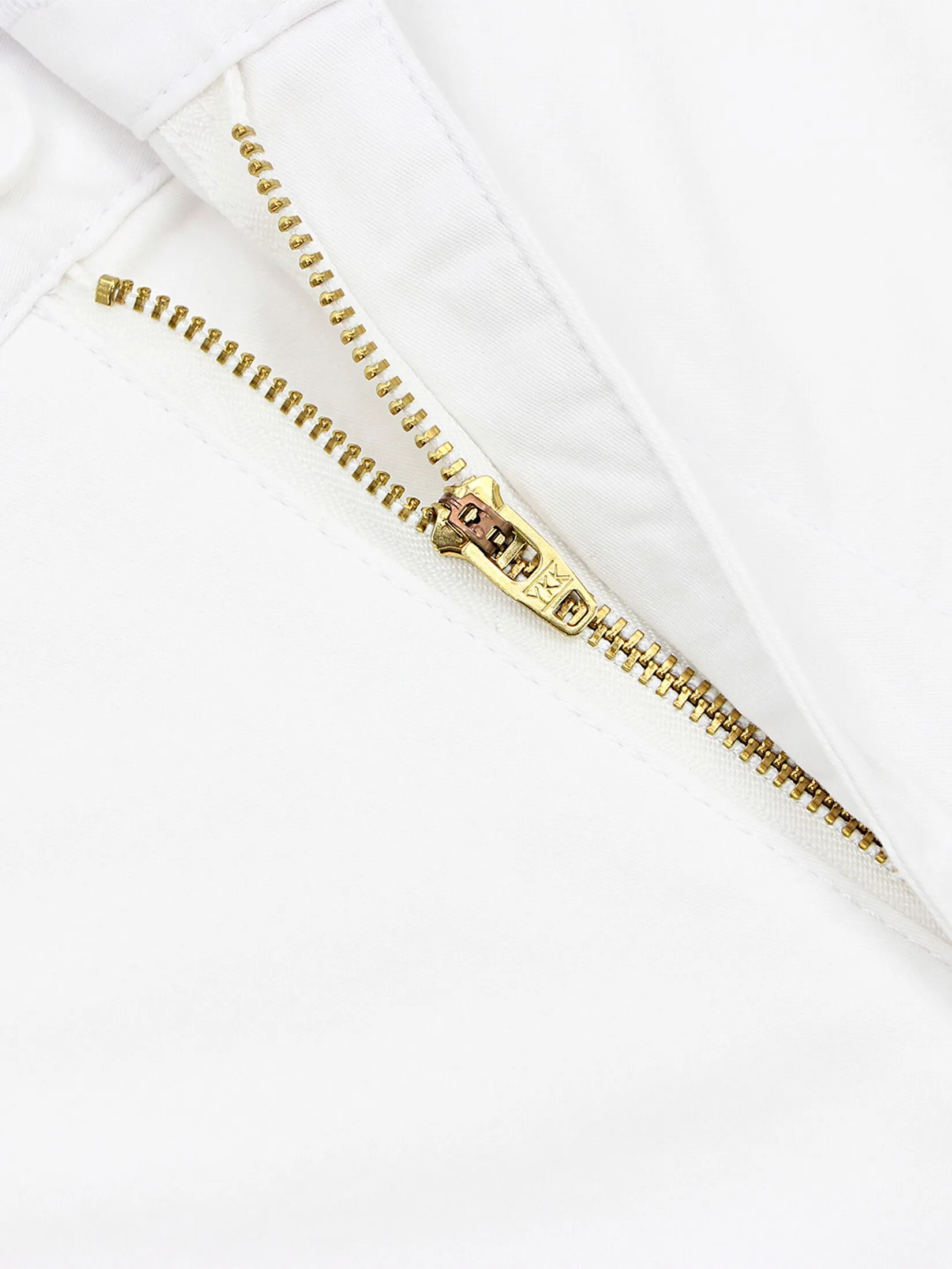 GIORDANO Men's Twill Slim Hidden Comfort Shorts (180° Waistband) Signature white