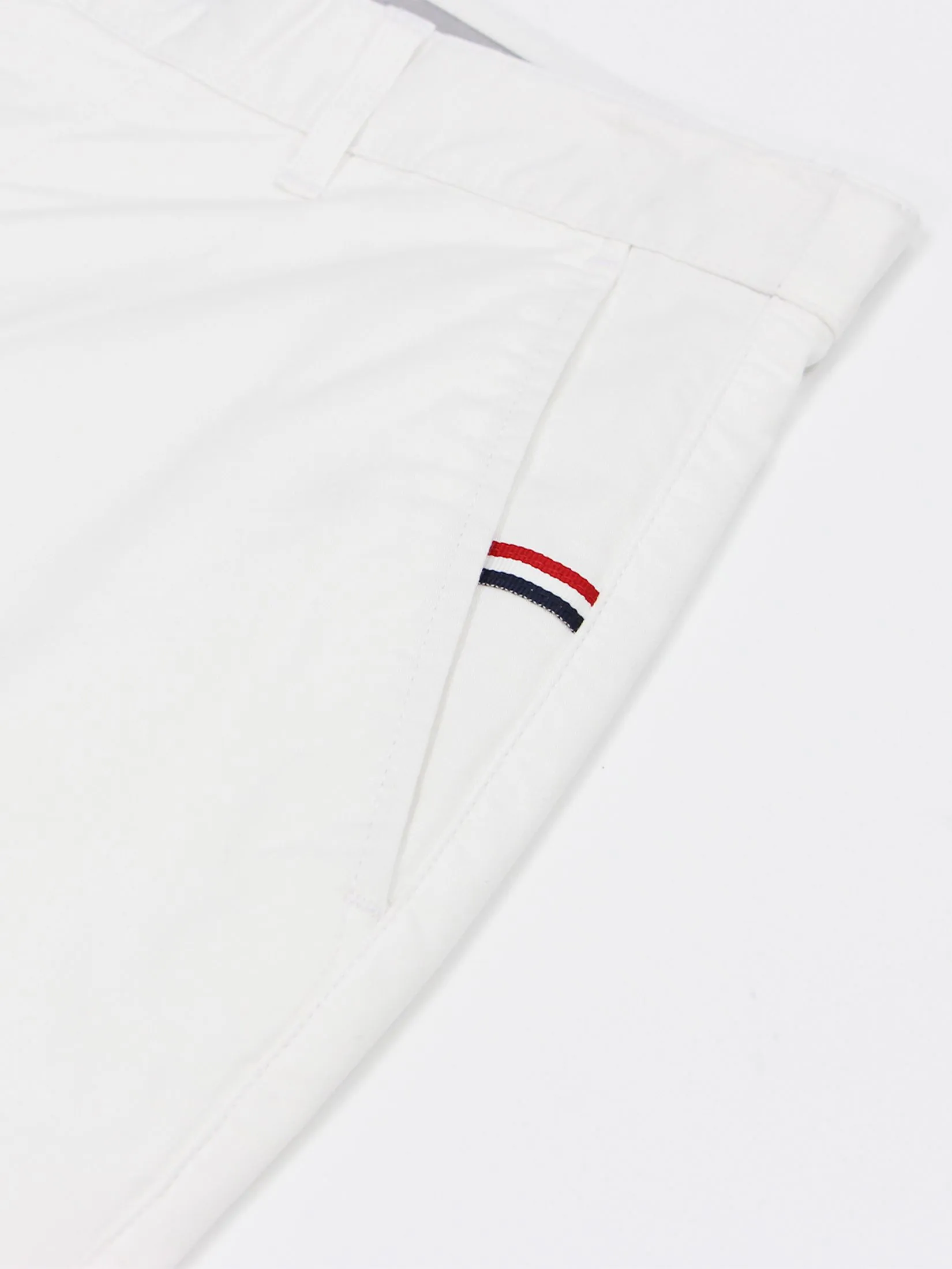 GIORDANO Men's Slim Taper Bermuda Shorts (180° Elastic Waist)  Signature White