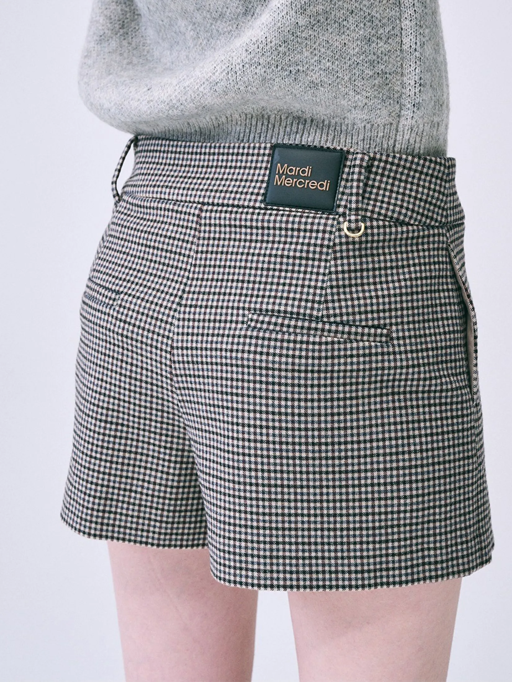 MARDI MERCREDI ACTIF Gold Button Mid Rise Shorts Square Logo Wappen Beige Check