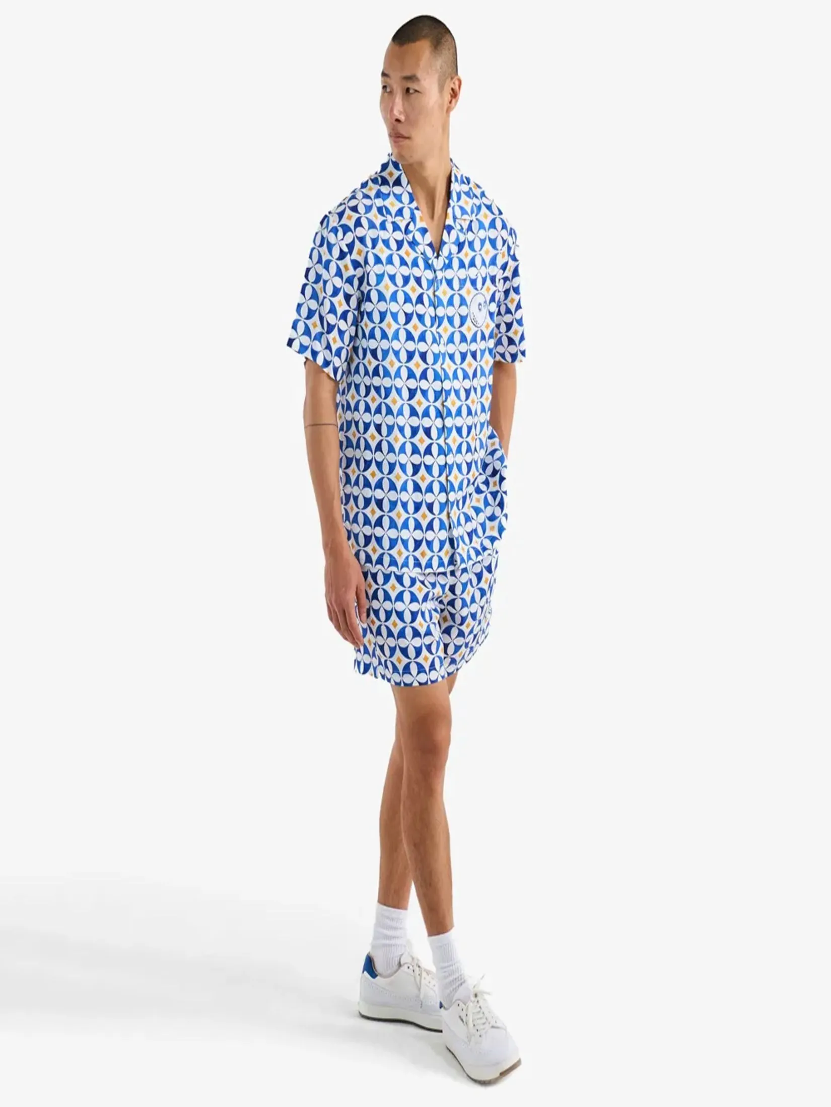 MALBON GOLF RIVIERA SCOOTER SHORT IN WHITE/BLUE/GOLD