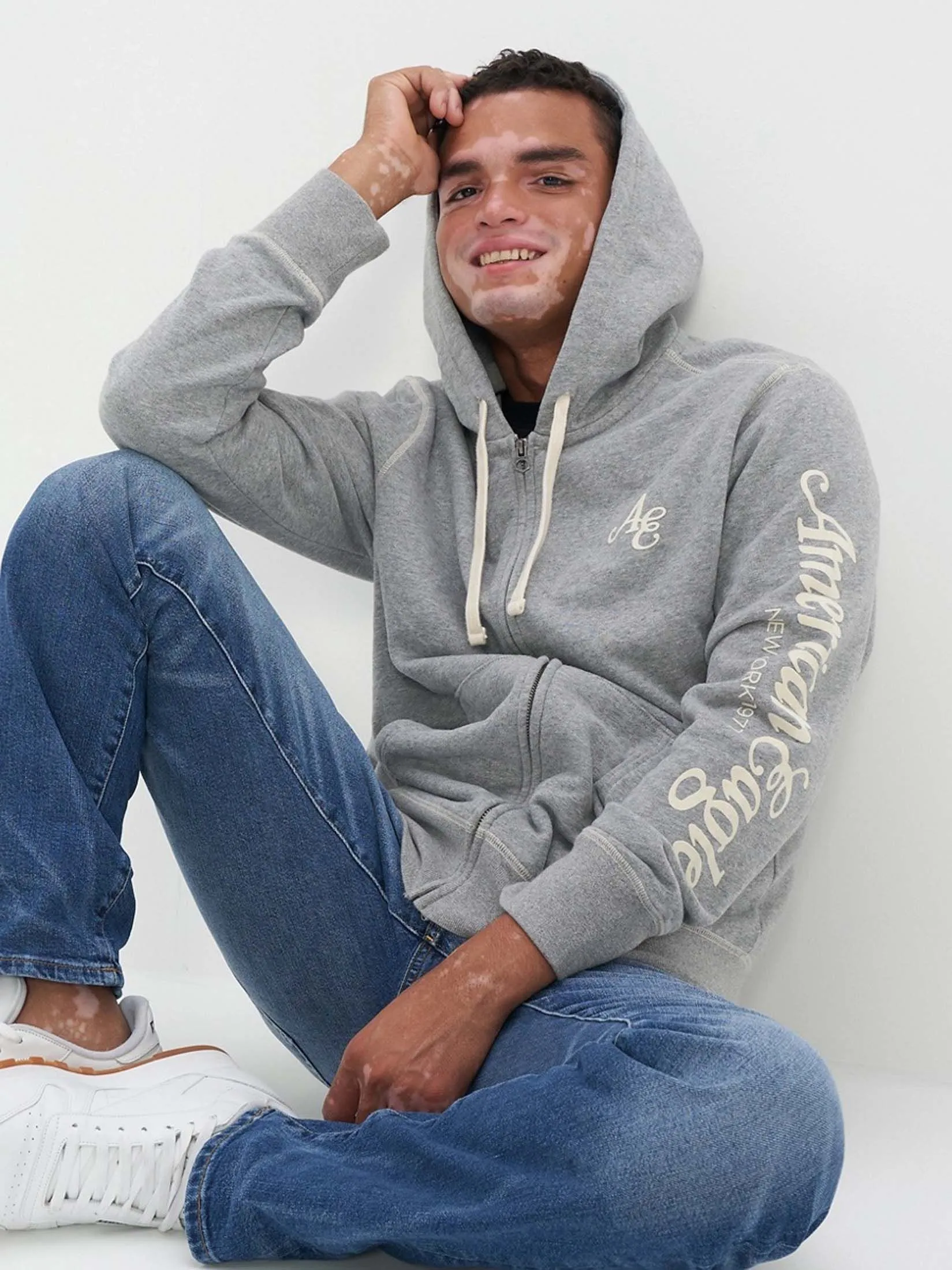 AMERICAN EAGLE MEN 1906 INTL GRAPHIC HTHR FZ HOODIE 020 GRAY