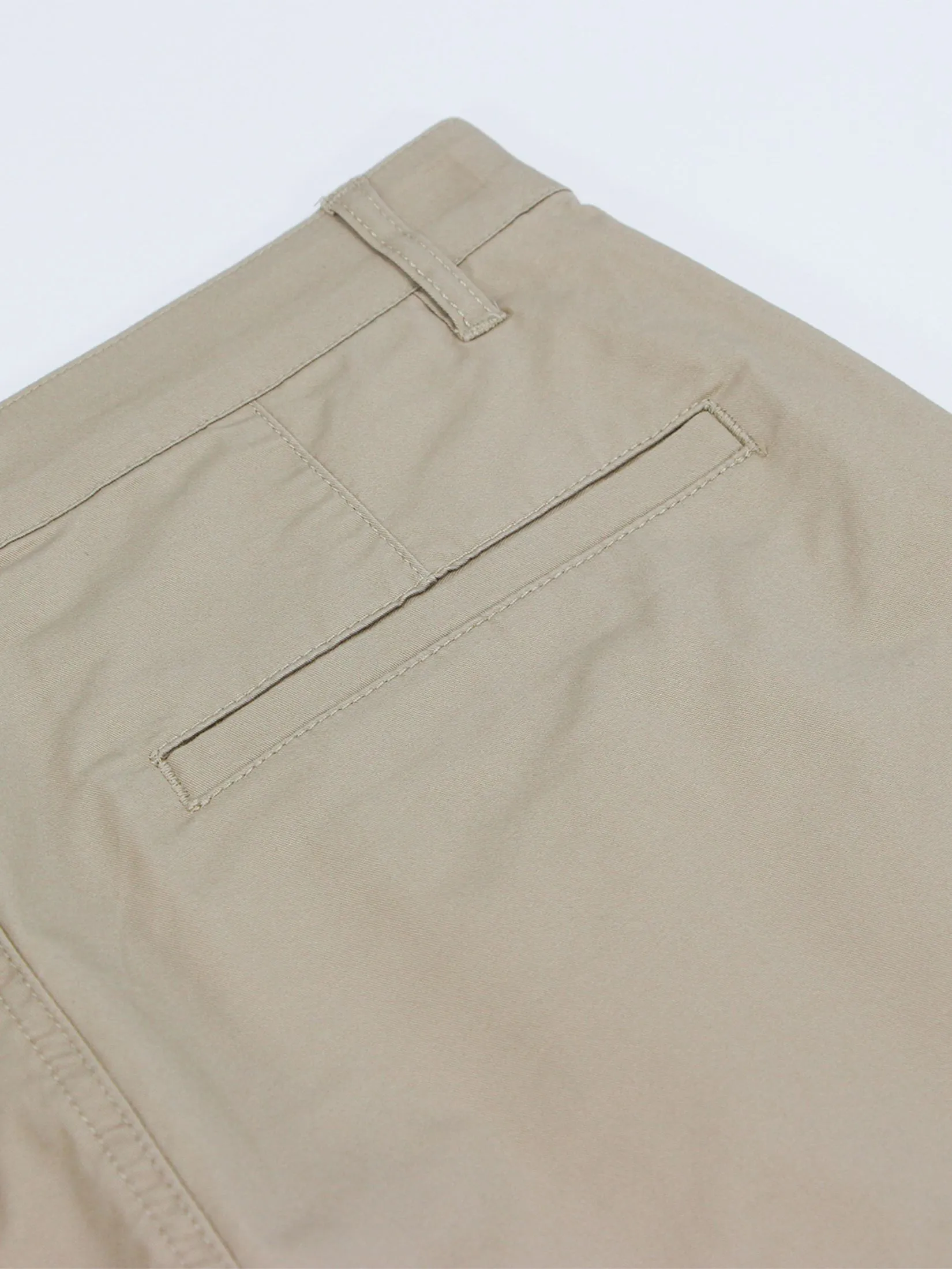 GIORDANO Men's Slim Taper Bermuda Shorts (180° Elastic Waist) Crockery Khaki