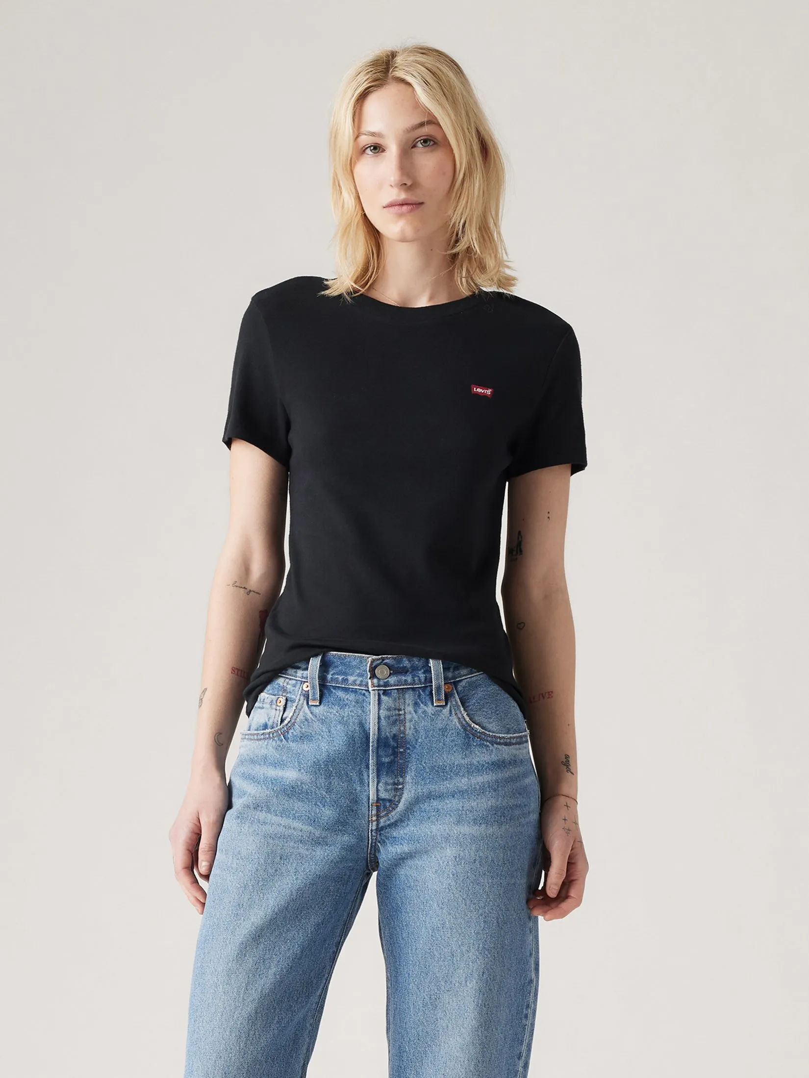 LEVI'S Women's Essential Housemark Short-Sleeve Tee Black