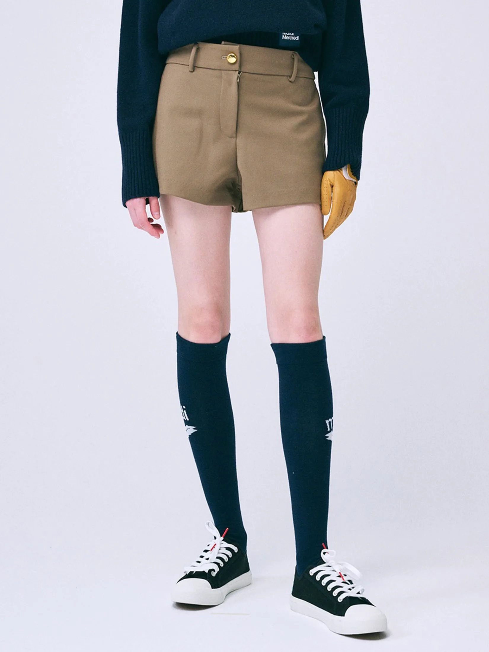 MARDI MERCREDI ACTIF Gold Button Mid Rise Shorts Square Logo Wappen