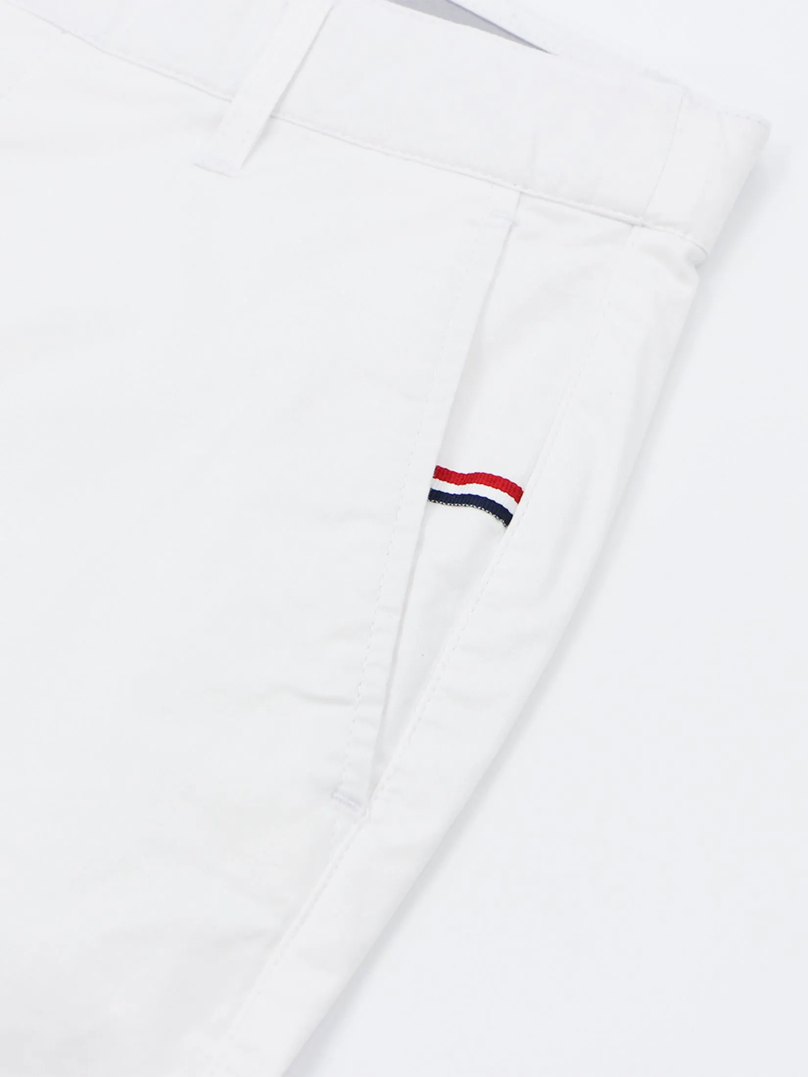 GIORDANO Men's Slim Taper Shorts (180° Elastic Waist) White