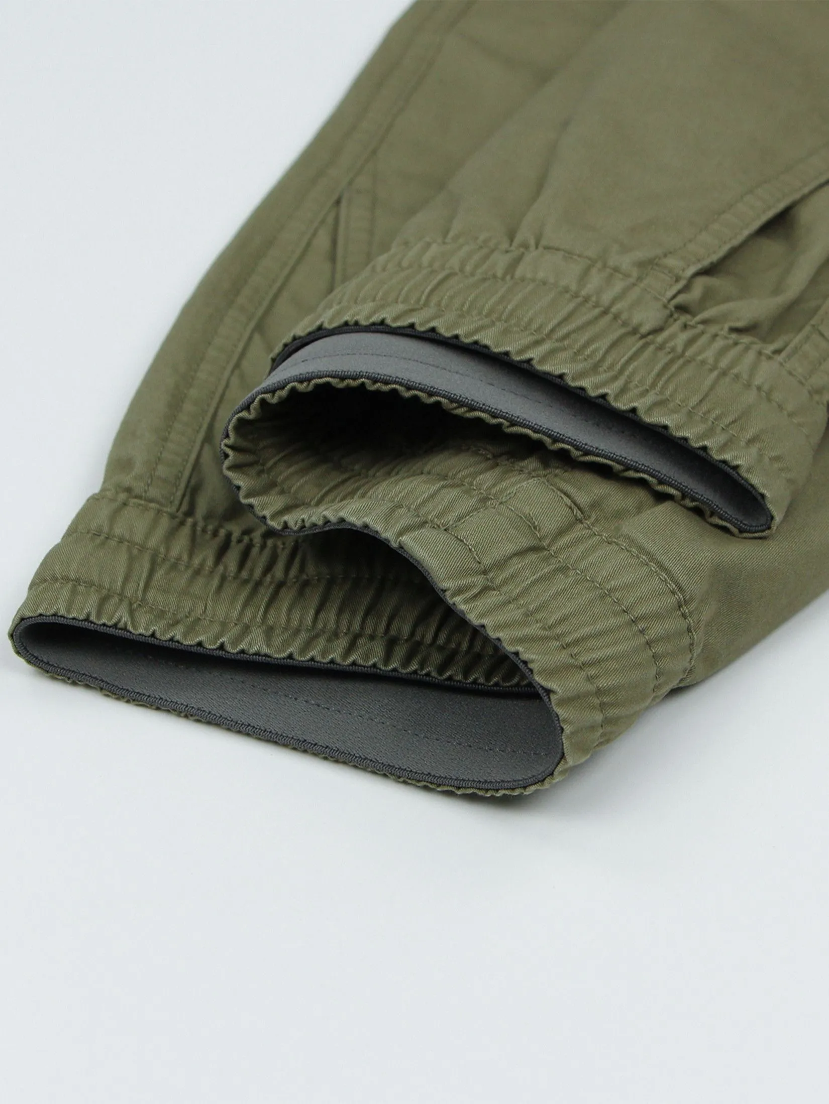 GIORDANO Men's Slim Twill Bermuda Shorts (180° Elastic Waist)  Dusky Green