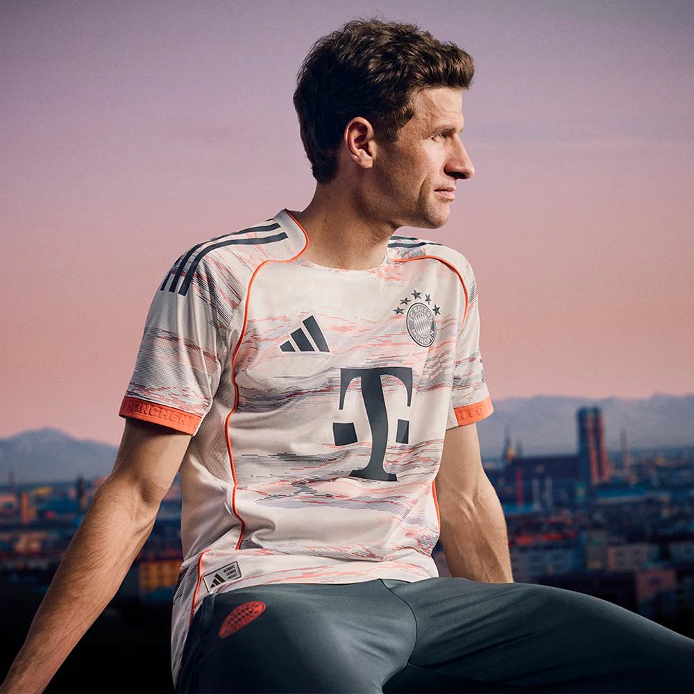 ADIDAS Men's FC Bayern Away Authentic 2025/26 Jersey - White - L (UK SIZE)