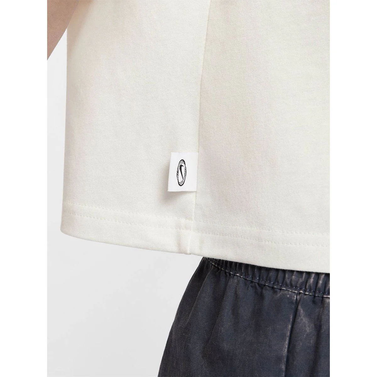 Женская футболка Nike Sportswear — цвет белый, размер L (азиатский размер)