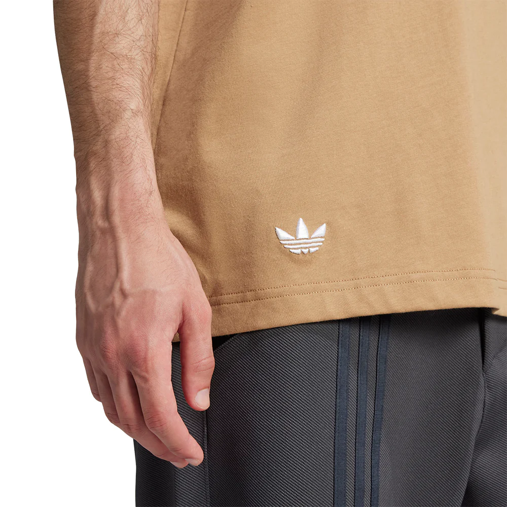 Мужская футболка Adidas Originals Neuclassics — цвет коричневый, размер 2XL (азиатский размер)