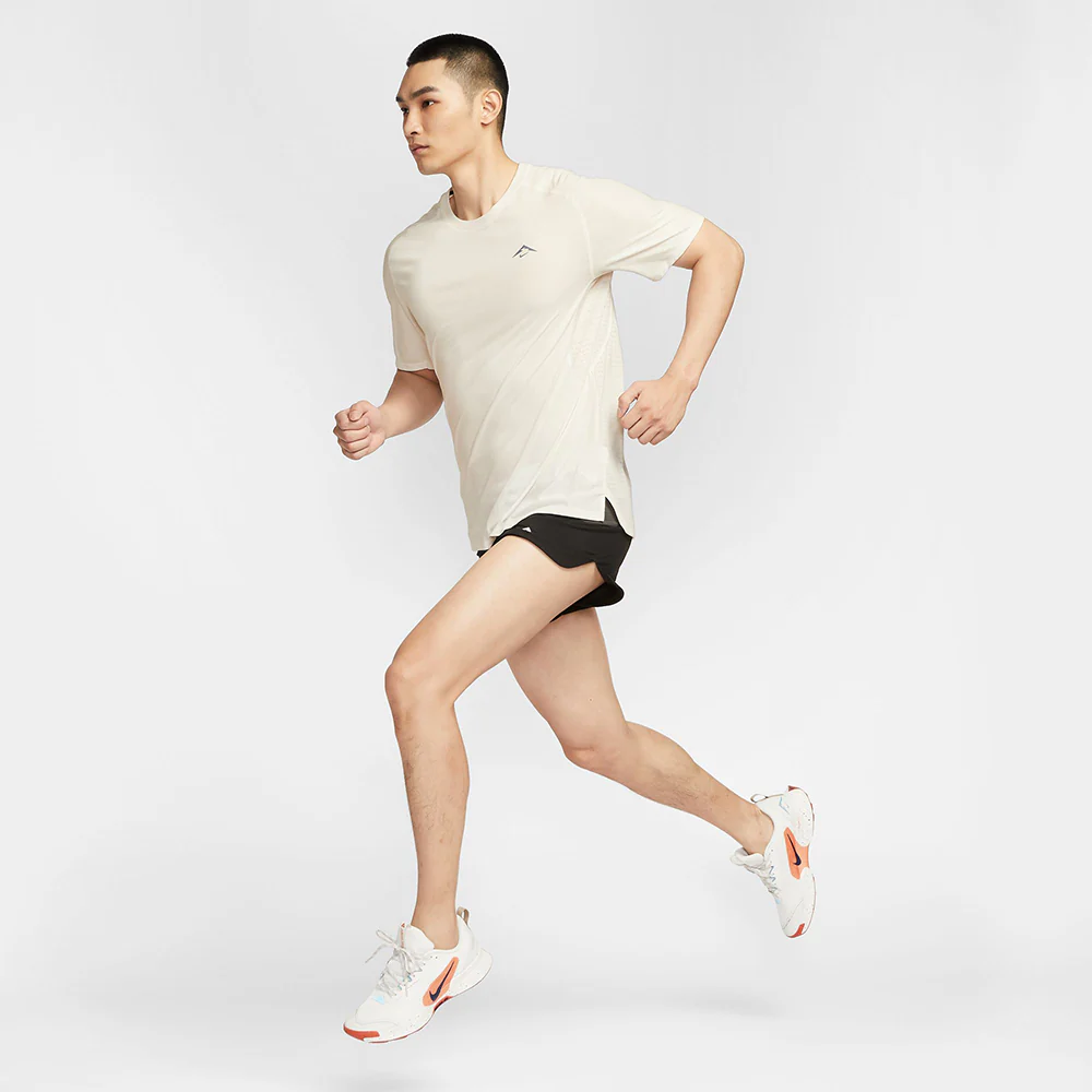 Мужская беговая футболка Nike Trail Solar Chase — цвет белый, размер L (американский размер)