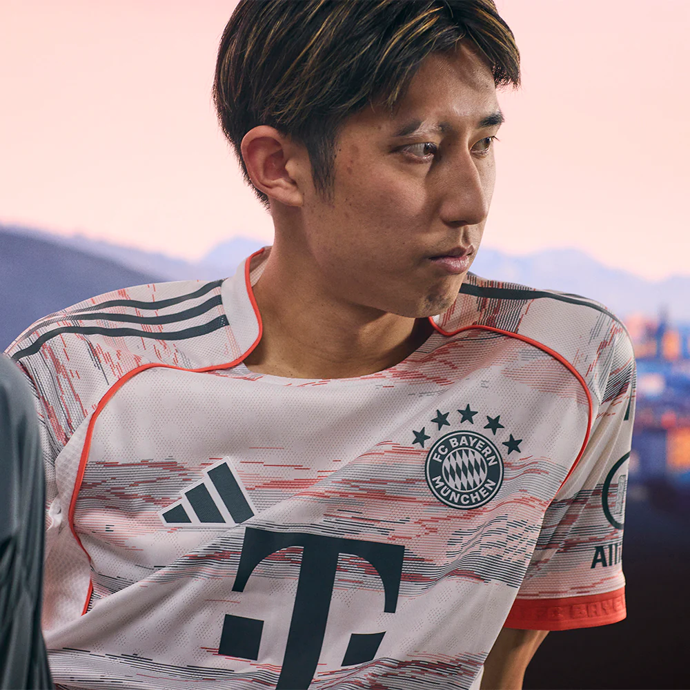 ADIDAS Men's FC Bayern Away Authentic 2025/26 Jersey - White - L (UK SIZE)