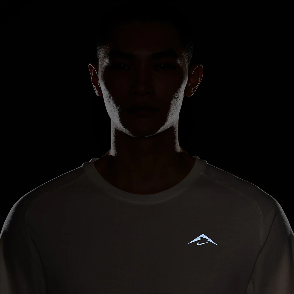 Мужская беговая футболка Nike Trail Solar Chase — цвет белый, размер L (американский размер)