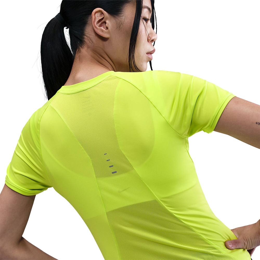 Женская беговая футболка Nike Swift — цвет зеленый, размер L (американский размер)