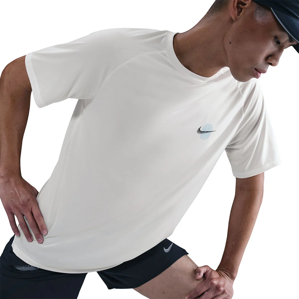 Мужская беговая футболка Nike Stride — цвет белый, размер L (американский размер)