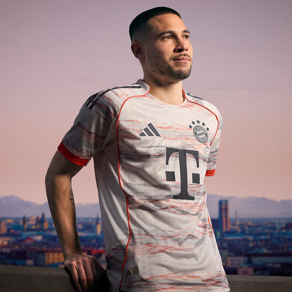 ADIDAS Men's FC Bayern Away Authentic 2025/26 Jersey - White - L (UK SIZE)