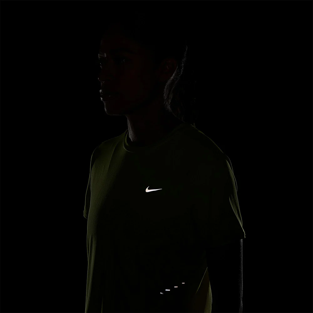 Женская беговая футболка Nike Swift — цвет зеленый, размер L (американский размер)