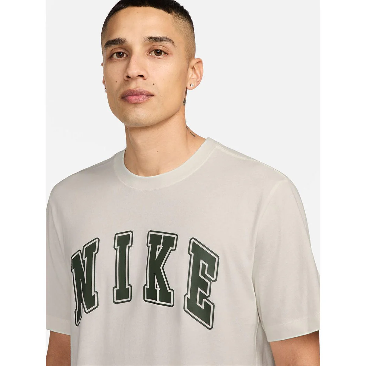 Мужская футболка Nike Sportswear Club — цвет белый, размер L (азиатский размер)