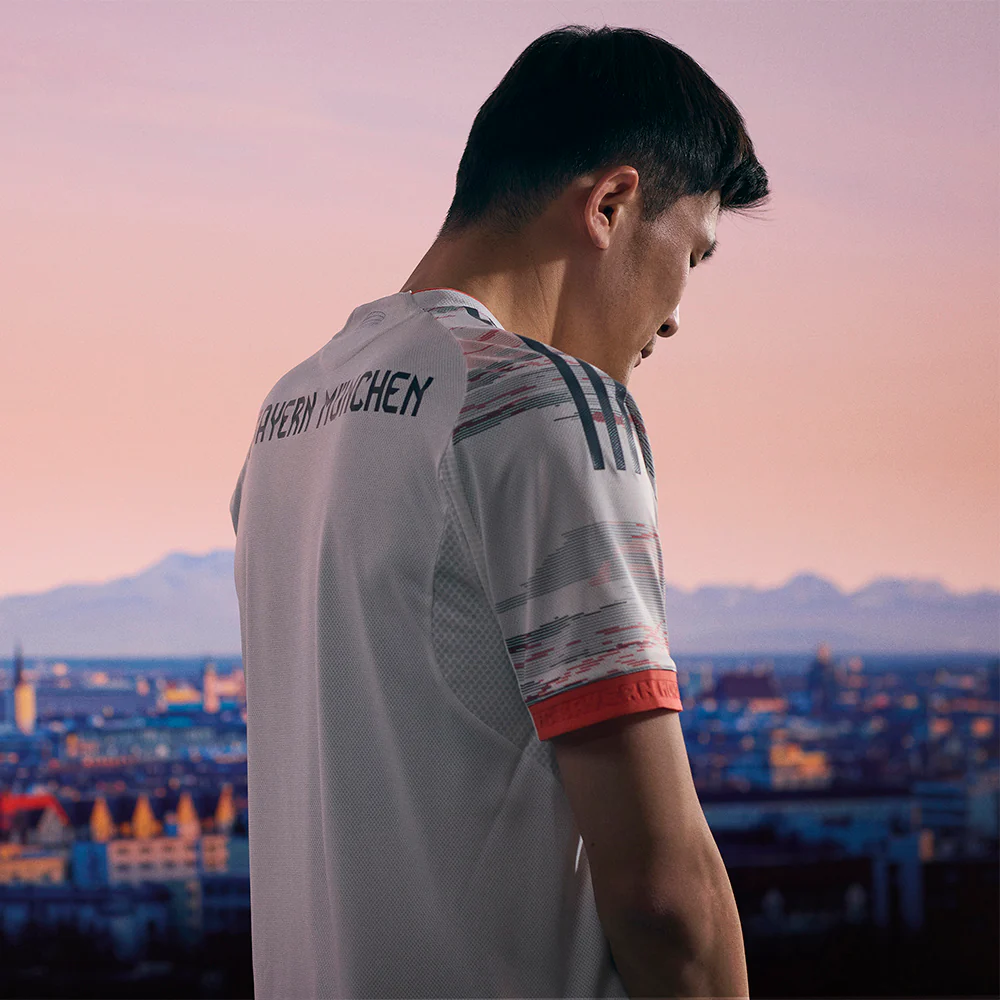 ADIDAS Men's FC Bayern Away Authentic 2025/26 Jersey - White - L (UK SIZE)