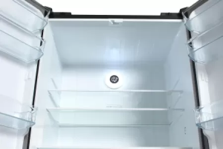 Холодильник трехкамерный Hyundai CM5005F, черное стекло Холодильник трехкамерный Hyundai CM5005F, черное стекло