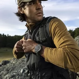 Смарт-часы Garmin Crossover, AMOLED, «угольно-серый» корпус, с черным ремешком