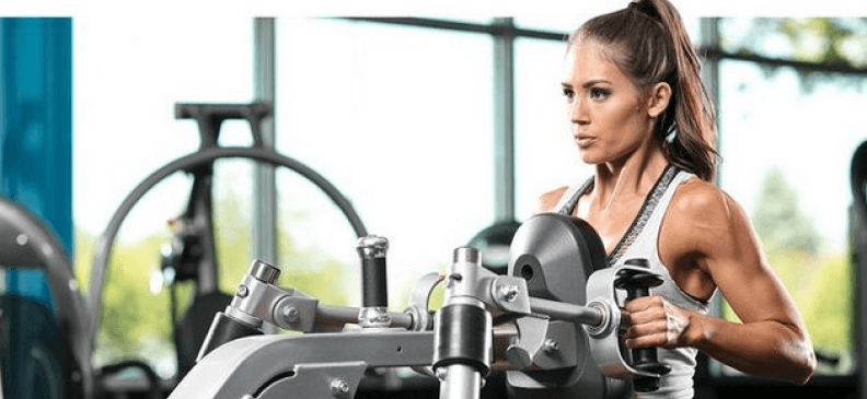 Рычажная тяга — упражнение для мышц спины в тренажере хаммер