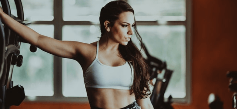 Подъем ног в висе на перекладине