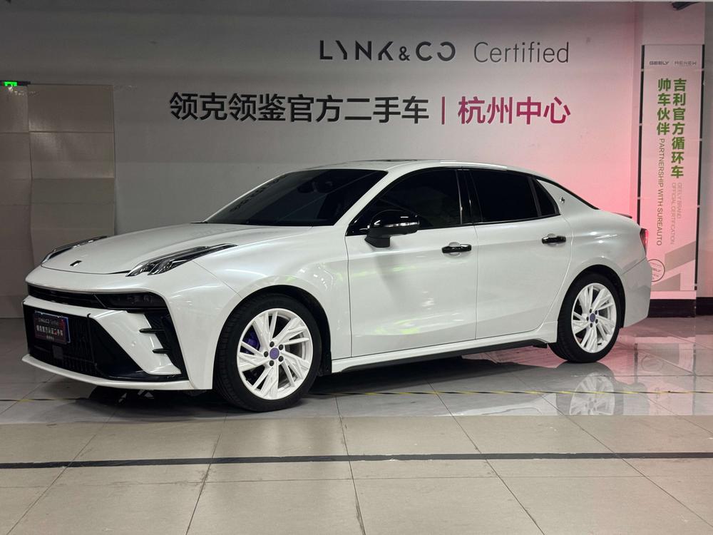 Lynk_&_Co Lynk & Co 03 2023 2.0TD DCT Pro