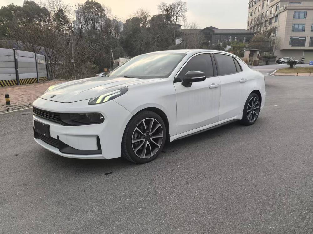 Lynk_&_Co Lynk & Co 03 2018 1.5TD DCT Powerful Edition