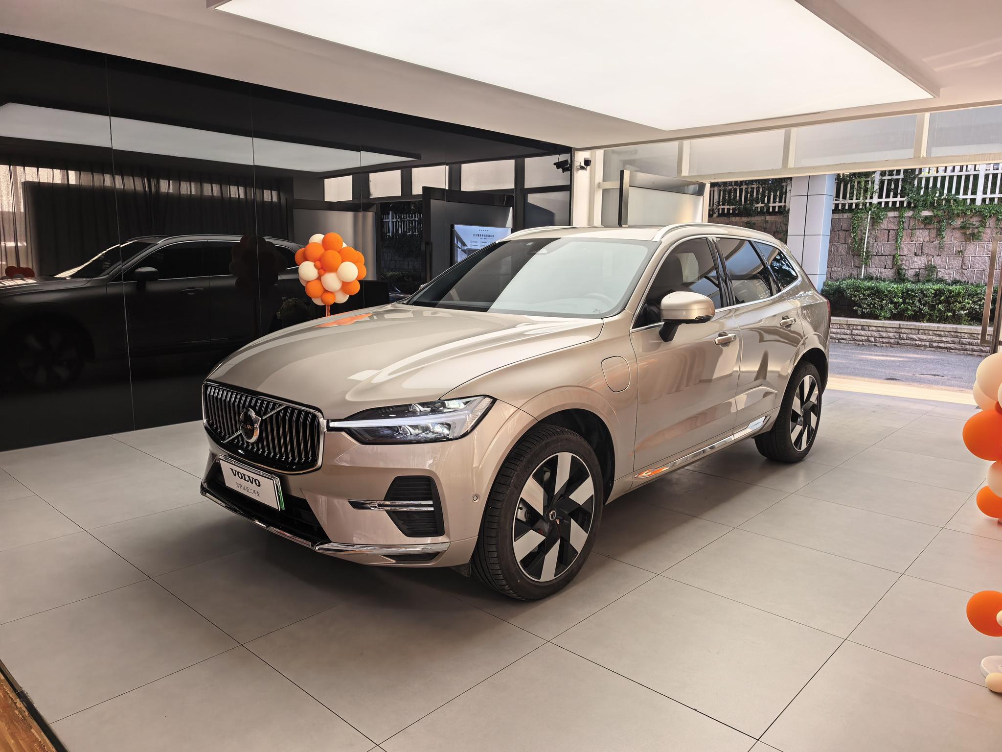Volvo XC60-Phev T8 AWD Intelligent Plus Luxury Long Range Hybrid (2L) 2025