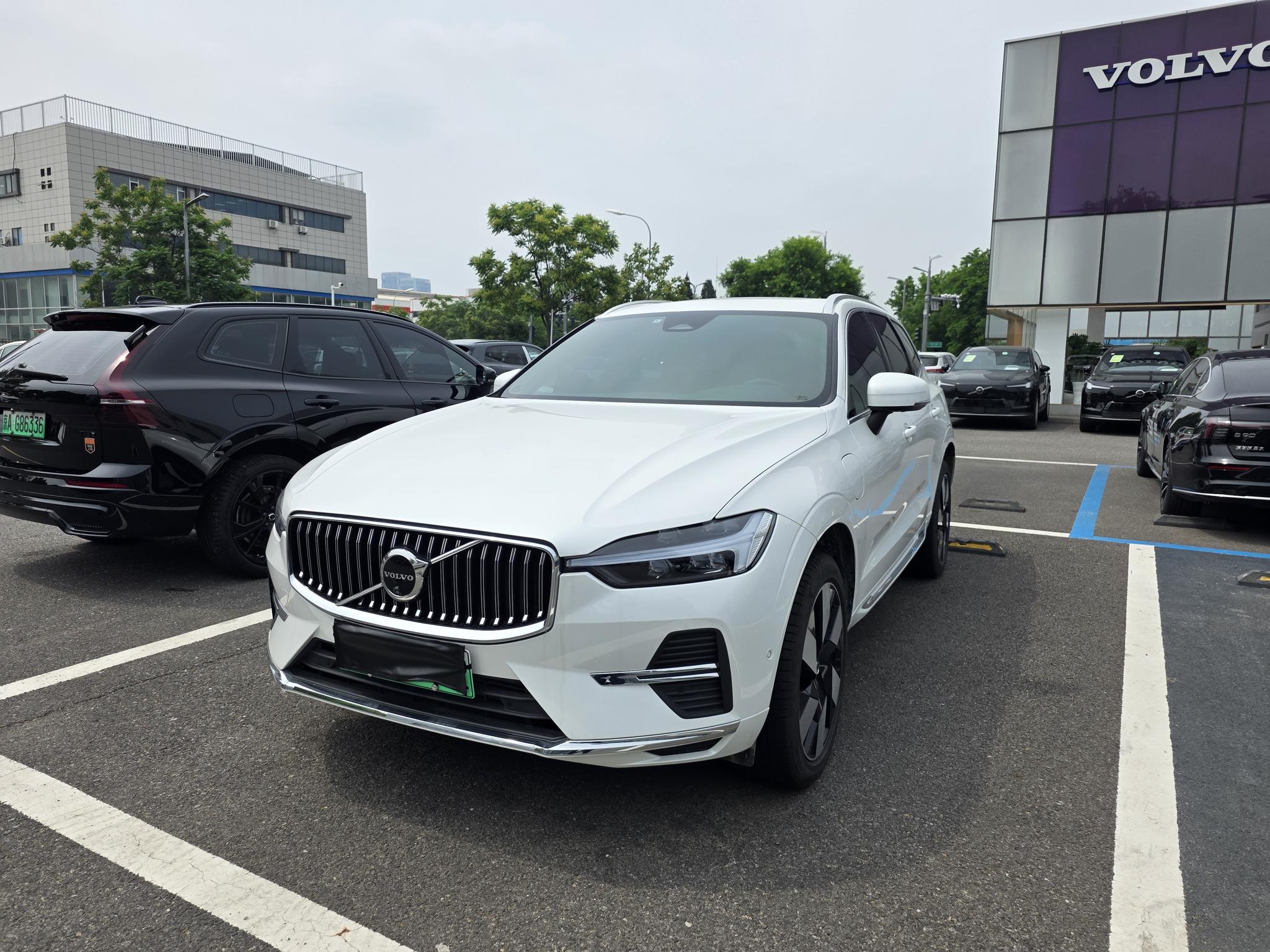 Volvo XC60-Phev T8 AWD Long Range Intelligent Premium Luxury (2L) 2025