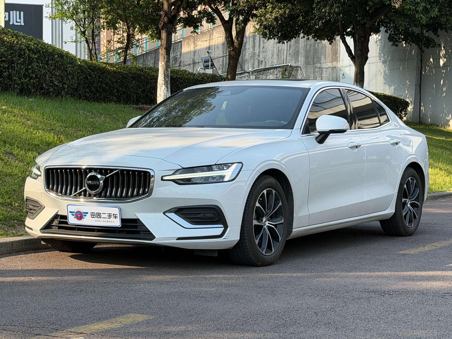 Volvo S60 Intelligent Comfort Luxury (2L) 2022