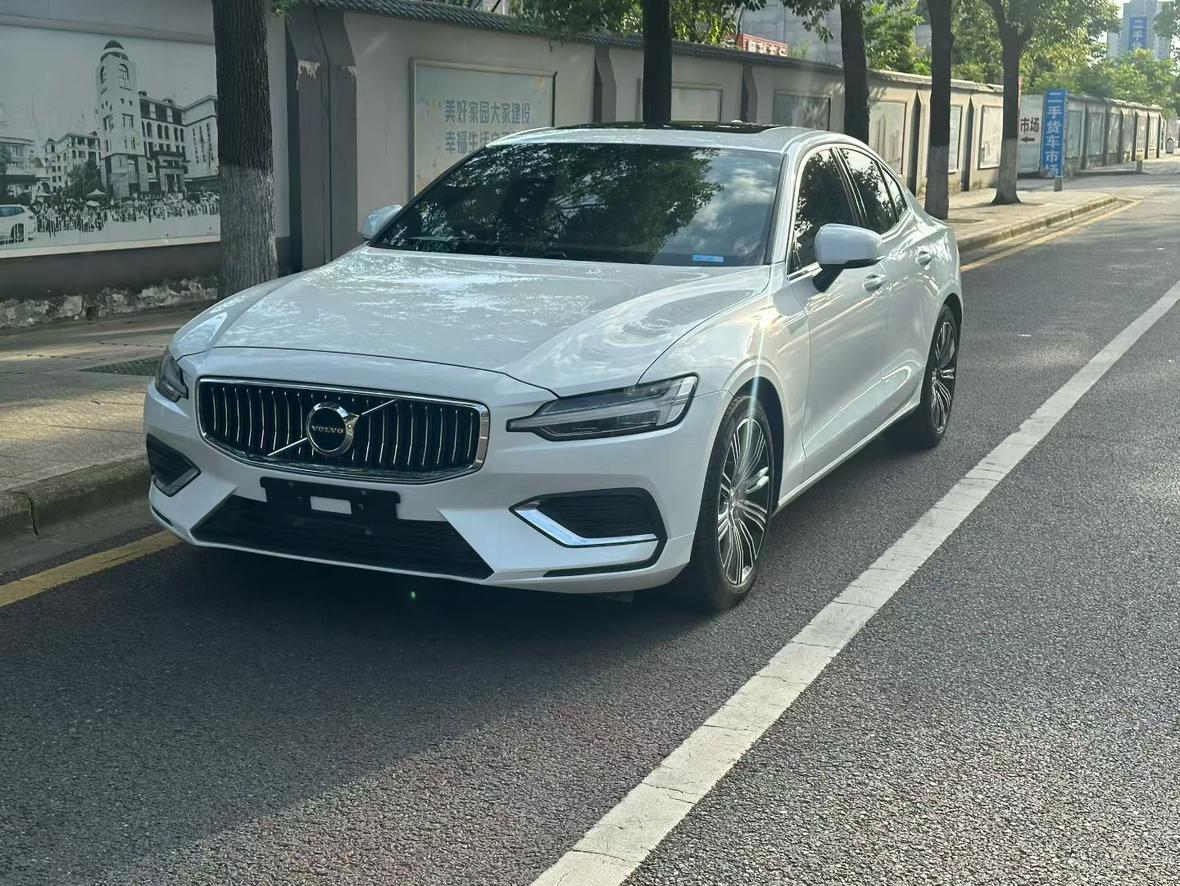 Volvo S60 T4 Intelligent Plus Luxury (2L) 2021