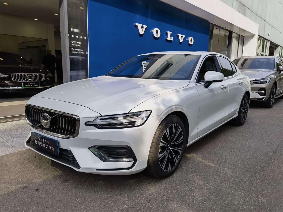 Volvo S60 Intelligent Premium Luxury 2025