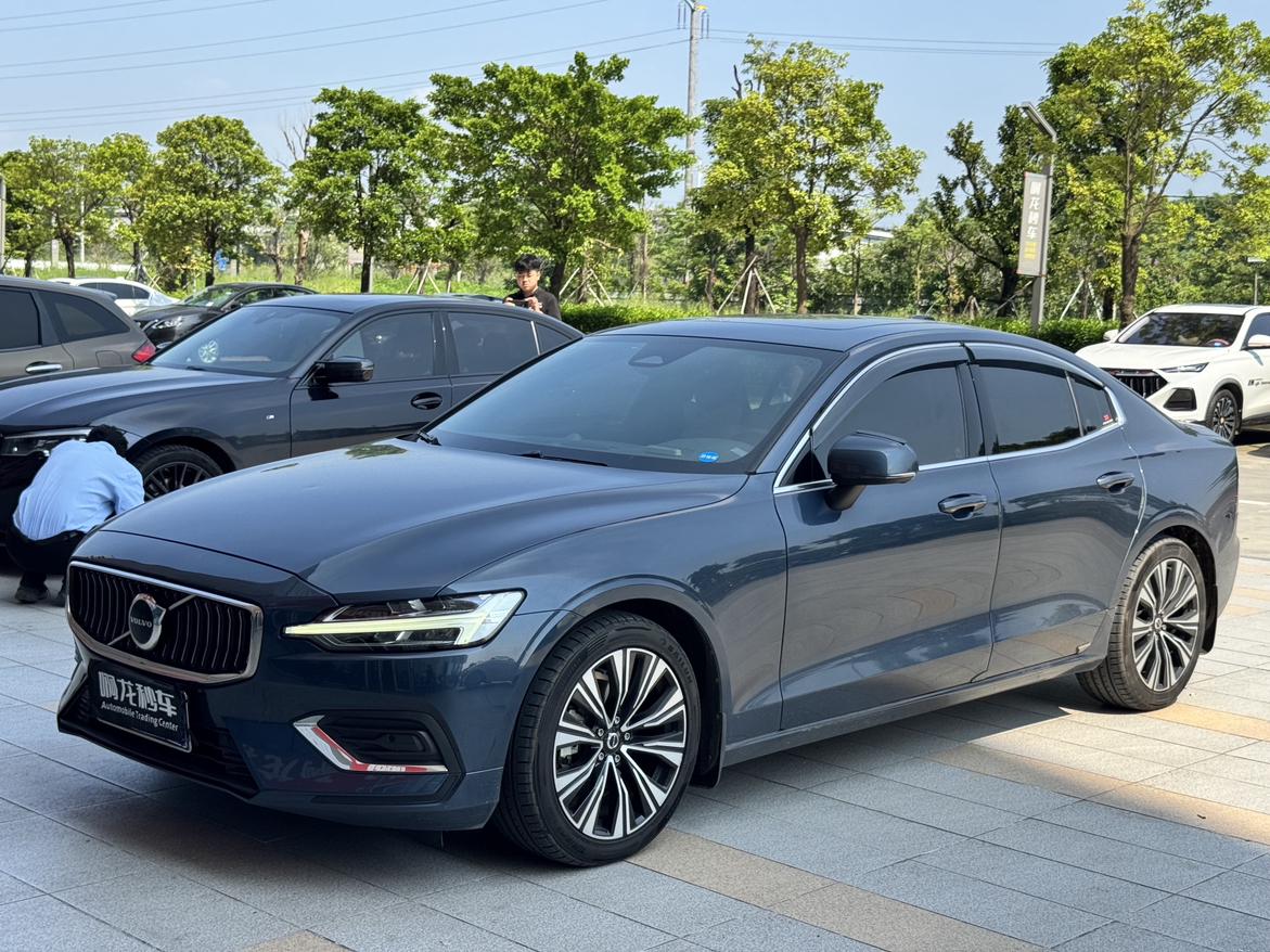 Volvo S60 Intelligent Premium Luxury 2022